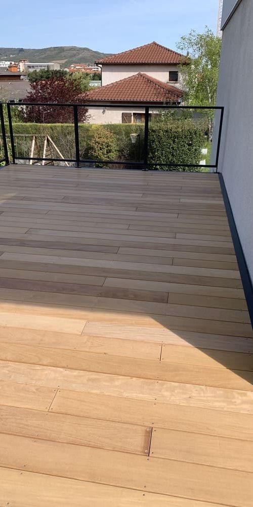 Créasol Auvergne - Terrasse extérieure bois dans le Puy-de-Dôme